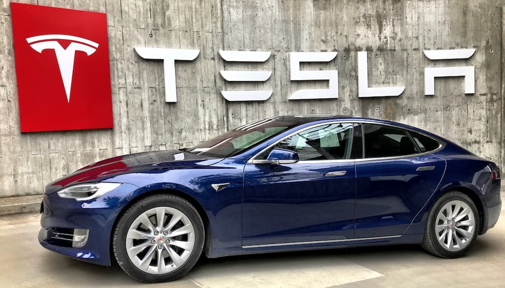 Does Tesla pay dividends in 2025